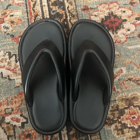 Hello! Feast your eyes on these slightly worn rise thong sandals! - Picture 4 of 5